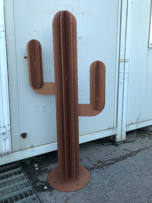 fabrication d'un cactus metallique moderne contemporain hauteur 1.5m sur Montpellier dans le 34